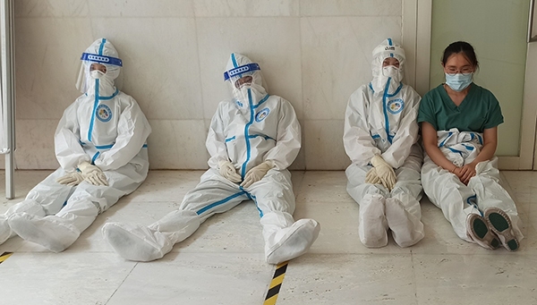 北京东区儿童医院巾帼志愿者参与核酸检测志愿服务