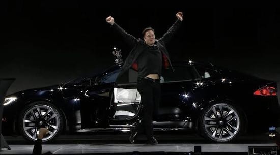 马斯克试驾新款Model S Plaid