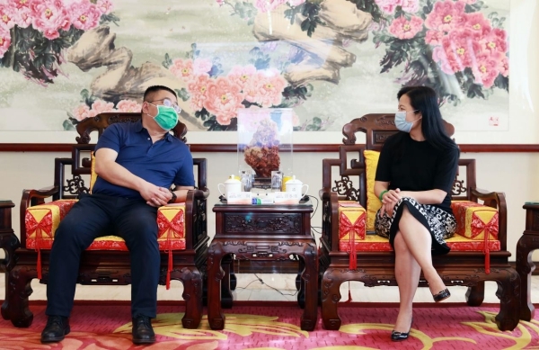 江西省赣江新区管委会副主任、中医药科创城管委会主任应炯与公司副董事长、常务副总裁许冬瑾亲切交谈 