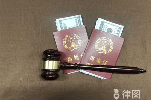 夫妻离婚时房产证是父母的名字财产怎么分配？