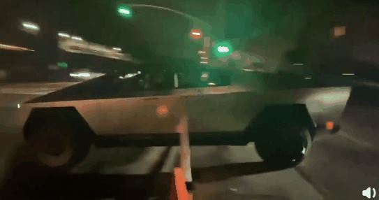 特斯拉Cybertruck惊现加州工厂：引众人围观