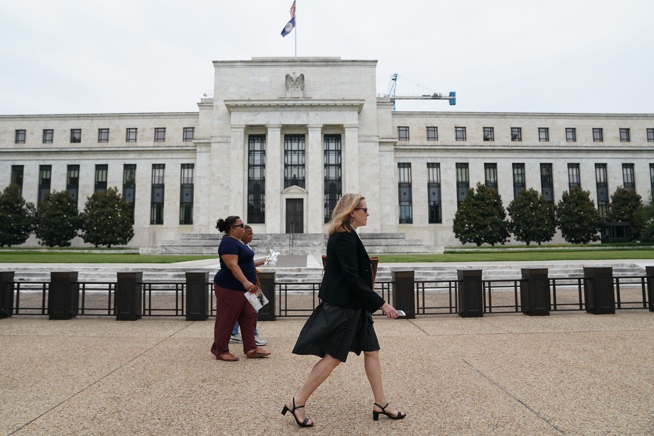 美联储会议纪要：加强讨论如何传递低利率承诺