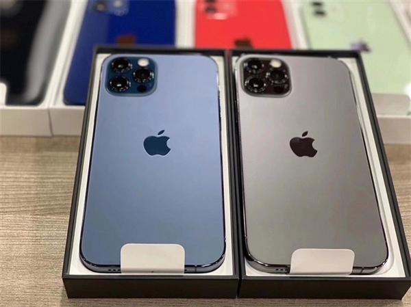 10月23日发售 苹果iPhone 12/12 Pro全家福曝光：真机颜值感受下