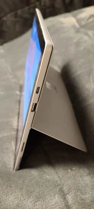 微软Surface Pro 8原型机欣赏：升级为11代酷睿 仍然没有雷电3