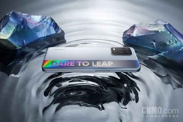 realme真我Q3新配色官宣：未来主义设计取名“迷幻银”