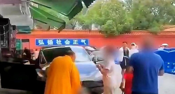 车主开特斯拉到南岳衡山“开光”