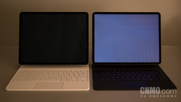 新iPad Pro（左侧）可以显示纯黑画面
