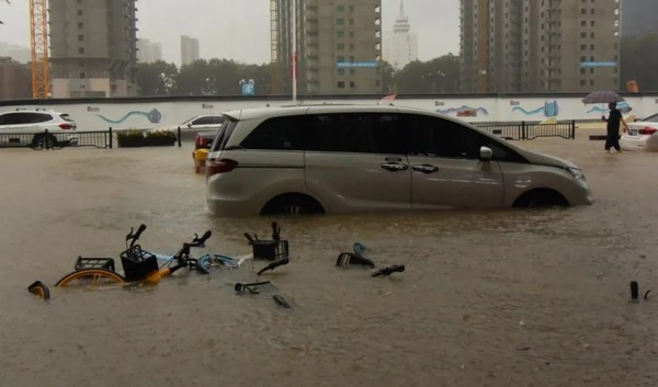 车辆在郑州市街头被淹（图源网）