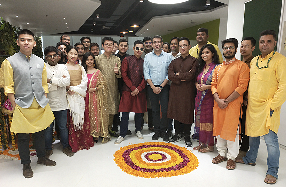 团队与本地员工共庆Diwali节