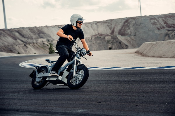 CAKE推出耐用Makka电动滑板车 专为城市骑行设计 CAKE推出耐用Makka电动滑板车 专为城市骑行设计