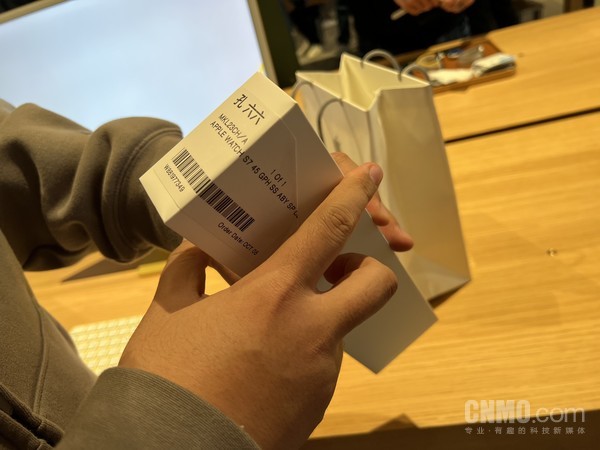Apple Watch Series 7今日正式开售 线下自提秩序井然 Apple Watch Series 7今日正式开售 线下自提秩序井然