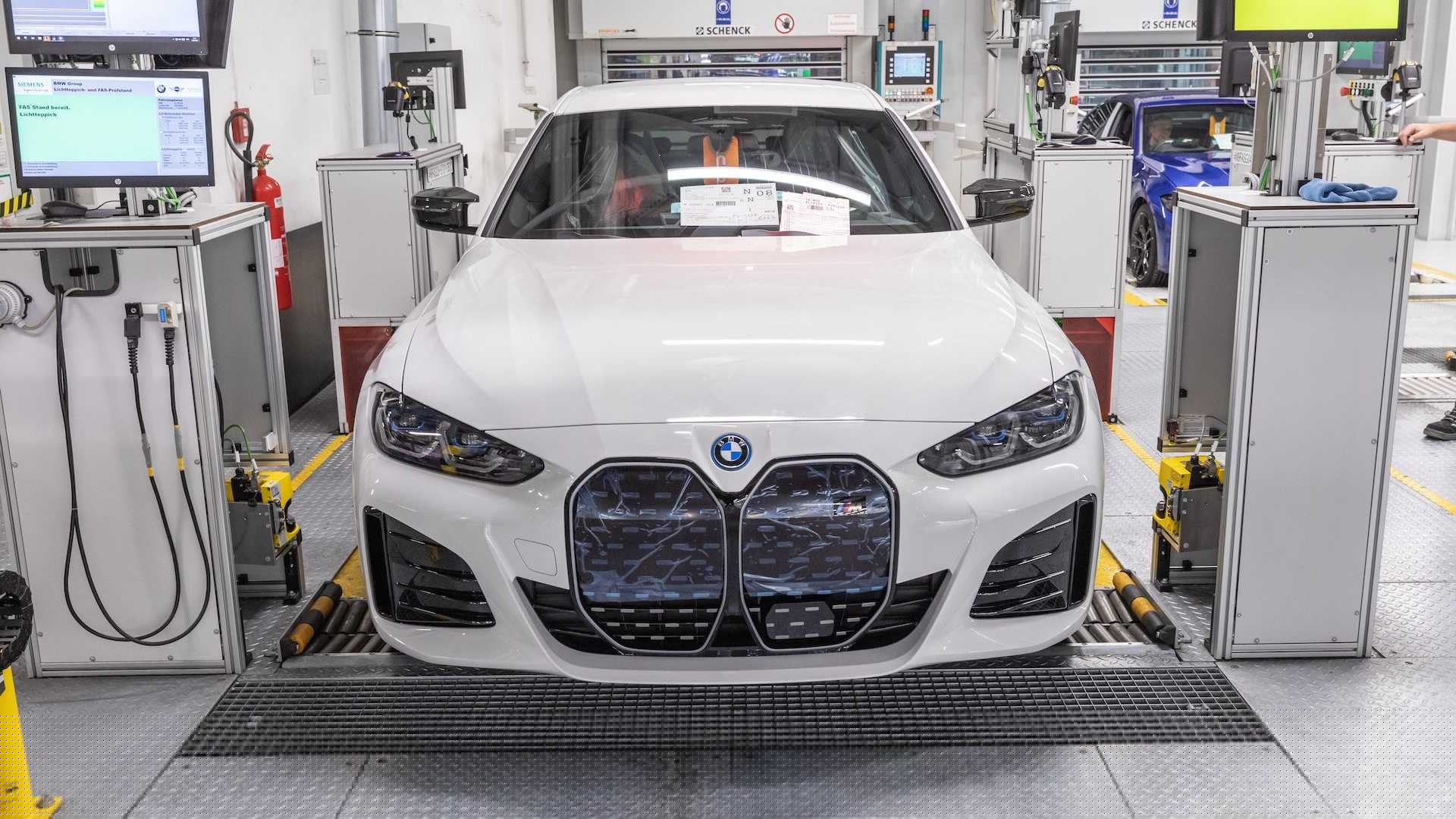 电气化转型的重要里程碑！首台量产宝马i4纯电动车型下线