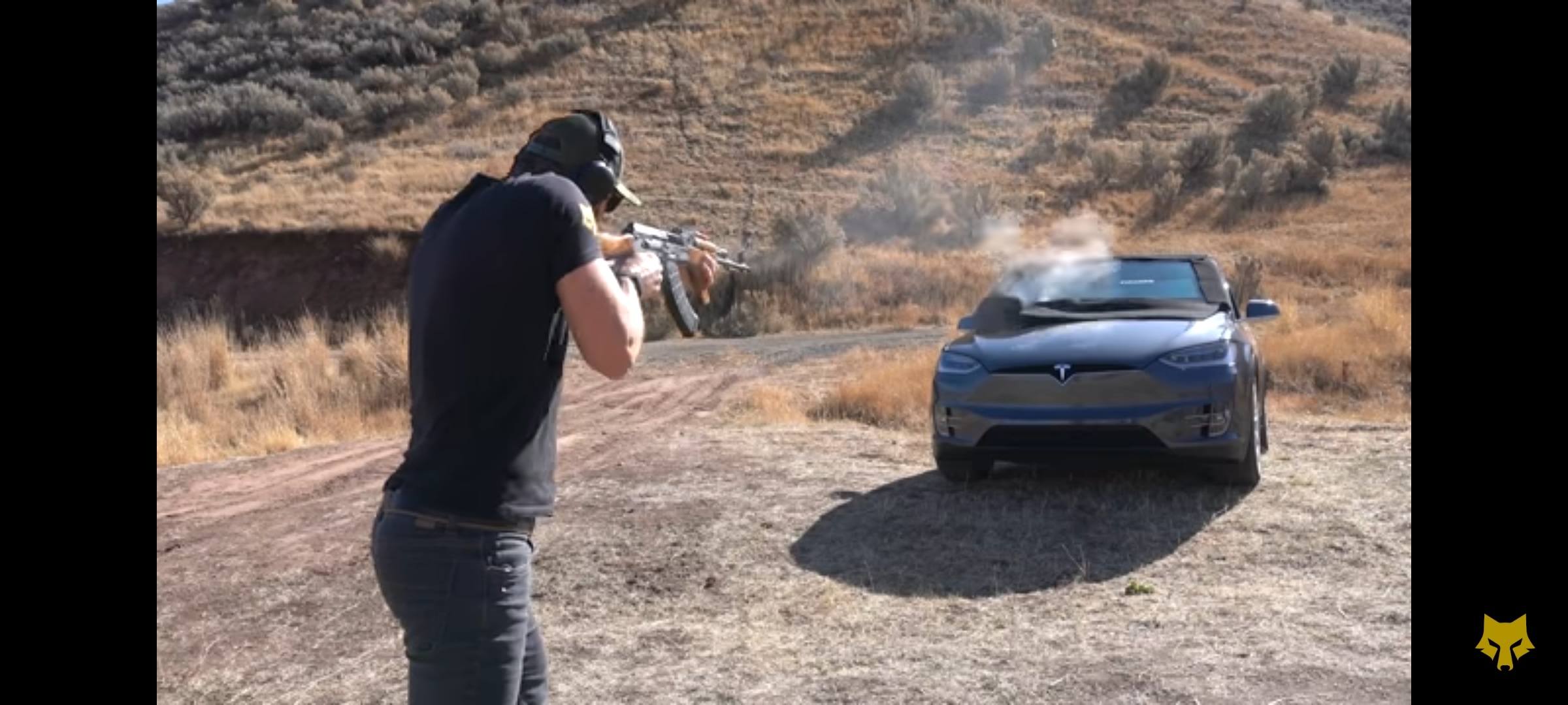 AK47 VS防弹玻璃版特斯拉Model X 你猜最后谁赢了？
