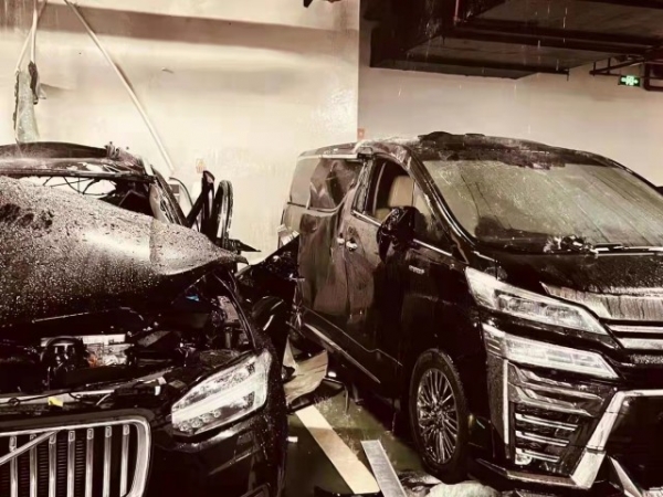 啥情况？南京一沃尔沃XC90插混版疑似充电时发生爆炸