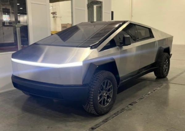 这个颜值打几分？量产版特斯拉Cybertruck照片首曝光