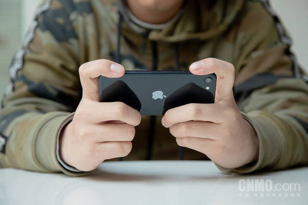 iPhone SE：当A15仿生芯片来到3499元 它值得购买吗