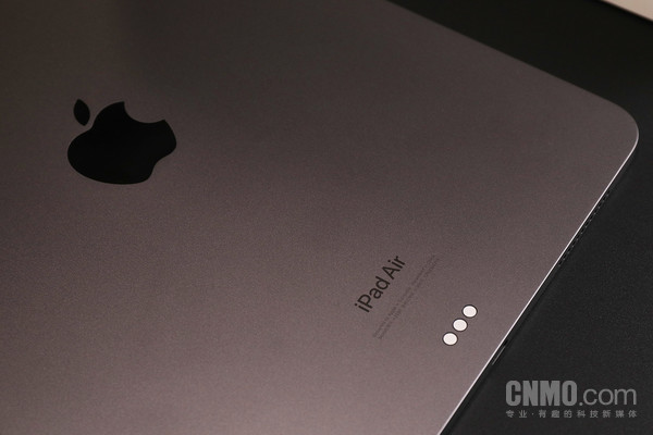 新款iPad Air的背板上印着“iPad Air”字样