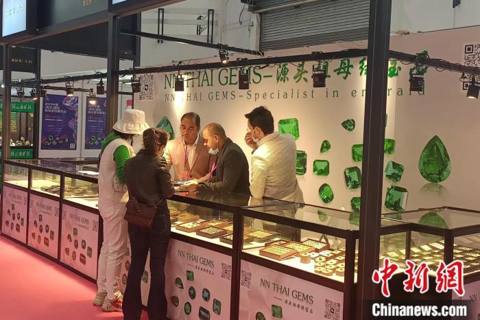 翡翠、红蓝宝，涨价幅度超黄金！值得投资吗？