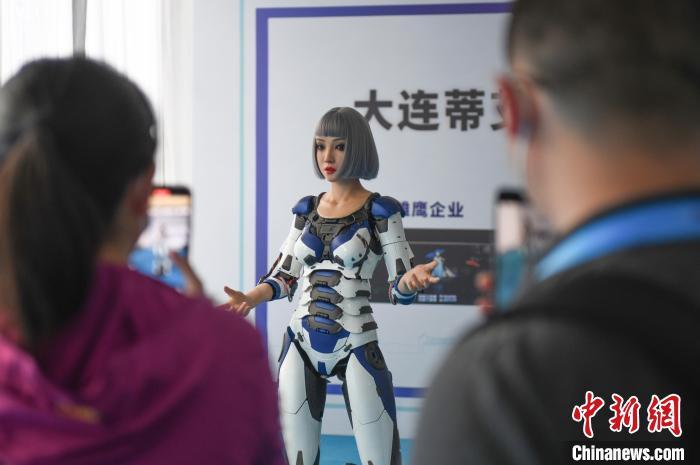 图为：展出的人形机器人吸引参观者拍照。　王刚 摄